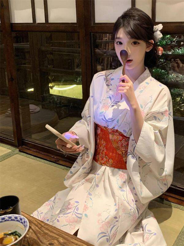 Traditional Japanese Kimono St - Photography Year recension och pris