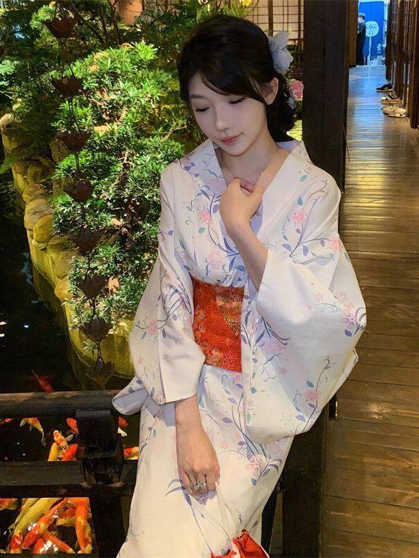 Traditional Japanese Kimono St - Photography Year recension och pris